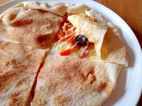 ピタパンでカルツォーネ風サンドイッチ